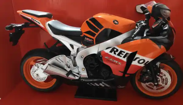 Vezi acum Macheta Honda CBR 1000 RR Fireblade Toy Model 1 6