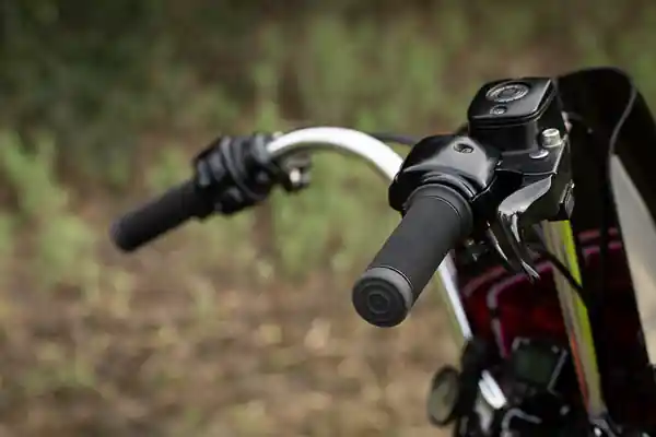 Kung Fu Grips Black Doar azi